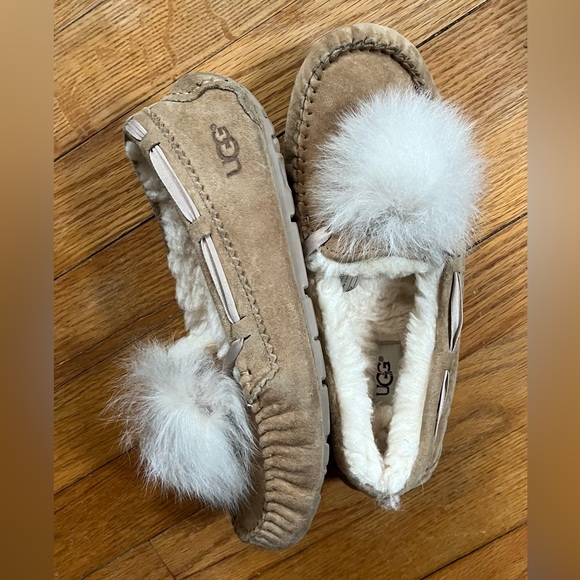 UGG Shoes - UGG Women's Dakota Suede & Shearling Pom-Pom Slippers/Moccasins Size 7/7.5 W